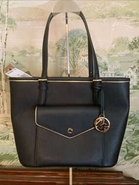 Michael Kors NWT Black Saffiano Leather Frame Jet Set Tote. With new DustBag